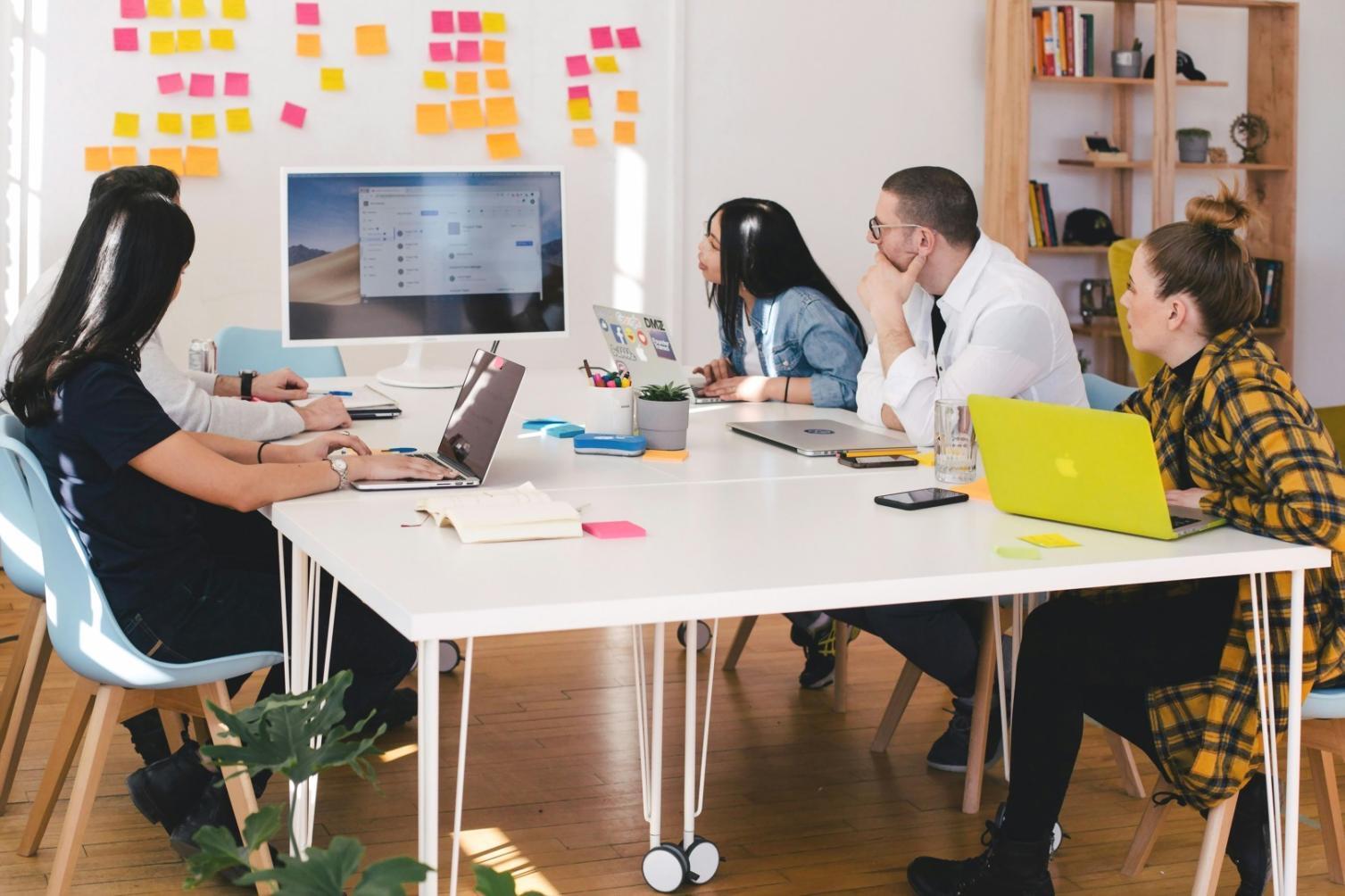 Specjalista pracujący z dashboardem finansowym